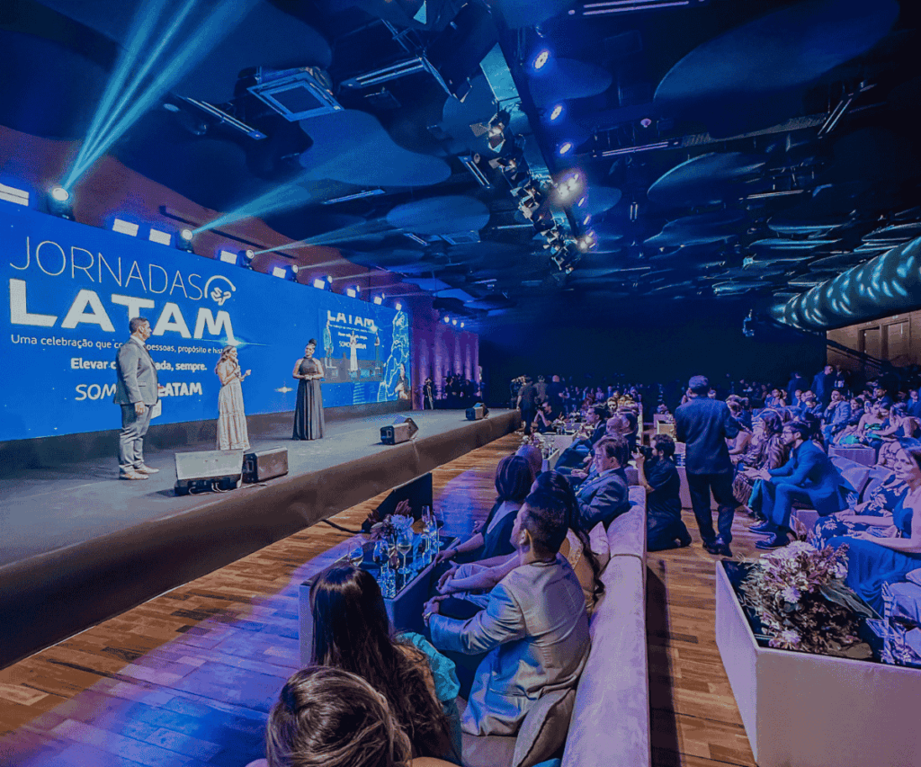 Fotos para artigos antigos (25) Participação em eventos da Latam produzido pela Bench Comunicação, com palco, apresentações e público.