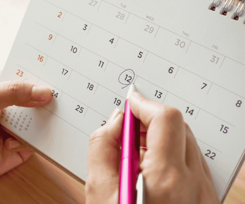 Fotos para artigos antigos (20) Pessoa marcando uma data em um Calendário de Feiras e Eventos.