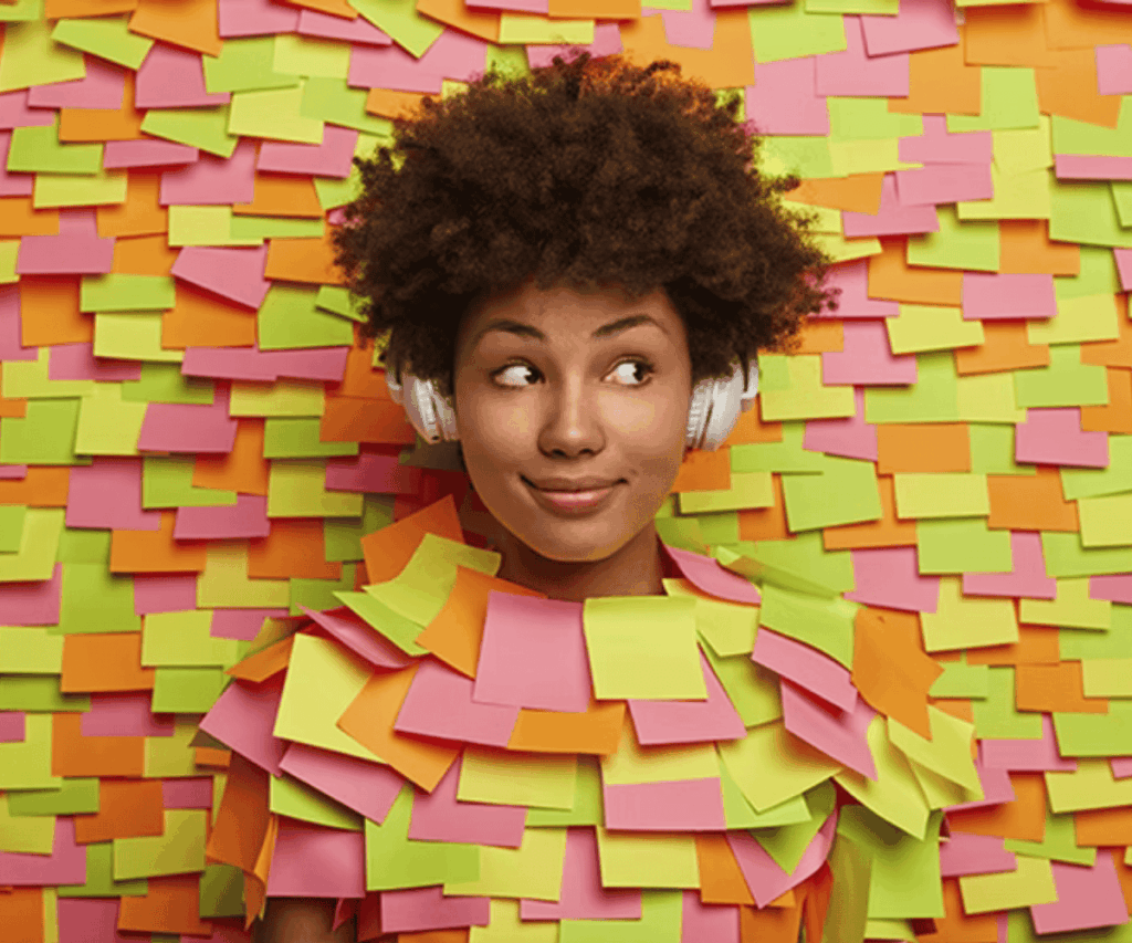 Fotos para artigos antigos (19) Pessoa em meio a post-its, simbolizando a criação de planejamento estratégico de uma Agência de Eventos.