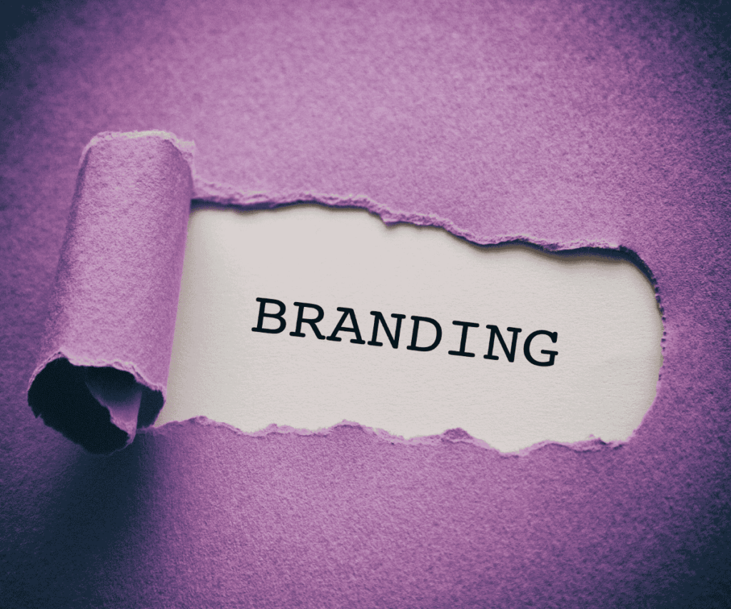 Branding nos eventos corporativos como estratégia de revelação e fortalecimento da marca, ilustrado por papel rasgado com a palavra “branding”.