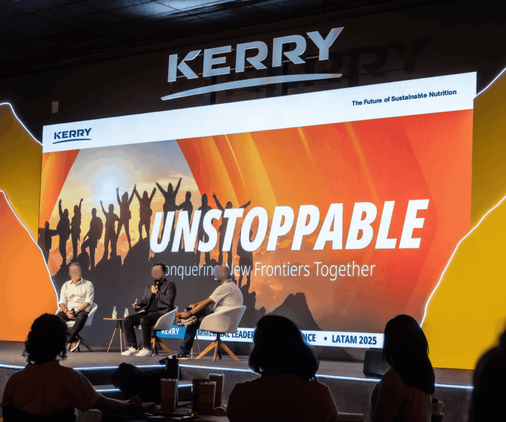 Convenção de vendas em São Paulo com executivos em painel de discussão no palco