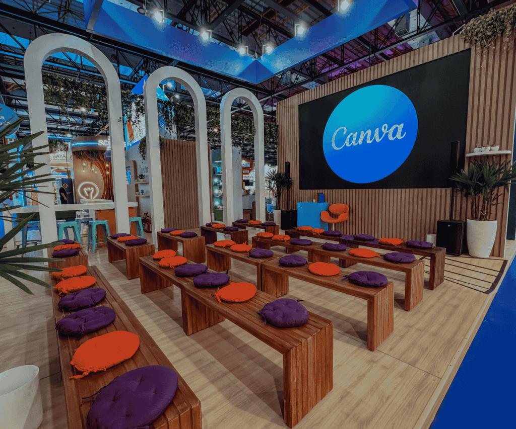 Estande do Canva na Bett Brasil 2025, criado para promover troca de conhecimento, experiências educacionais e conexão com o público do evento.