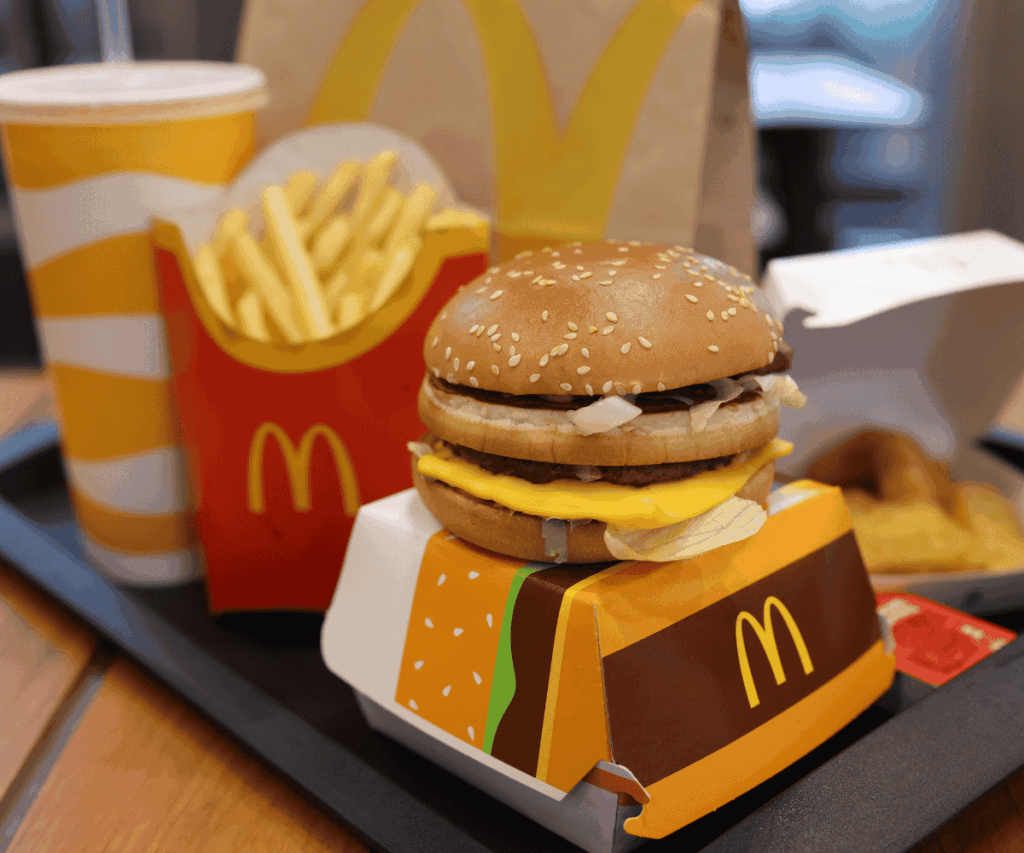 Marketing de Alimentos representado por combo do MC Donalds destacando estratégias visuais de consumo.
